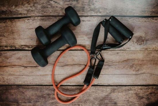 7 exerciții plăcute de fitness numai bune de făcut acasă