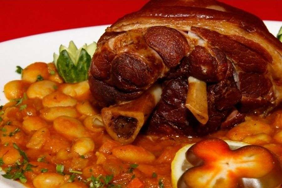 7 rețete de fasole cu ciolan pe care le poți încerca de sărbători