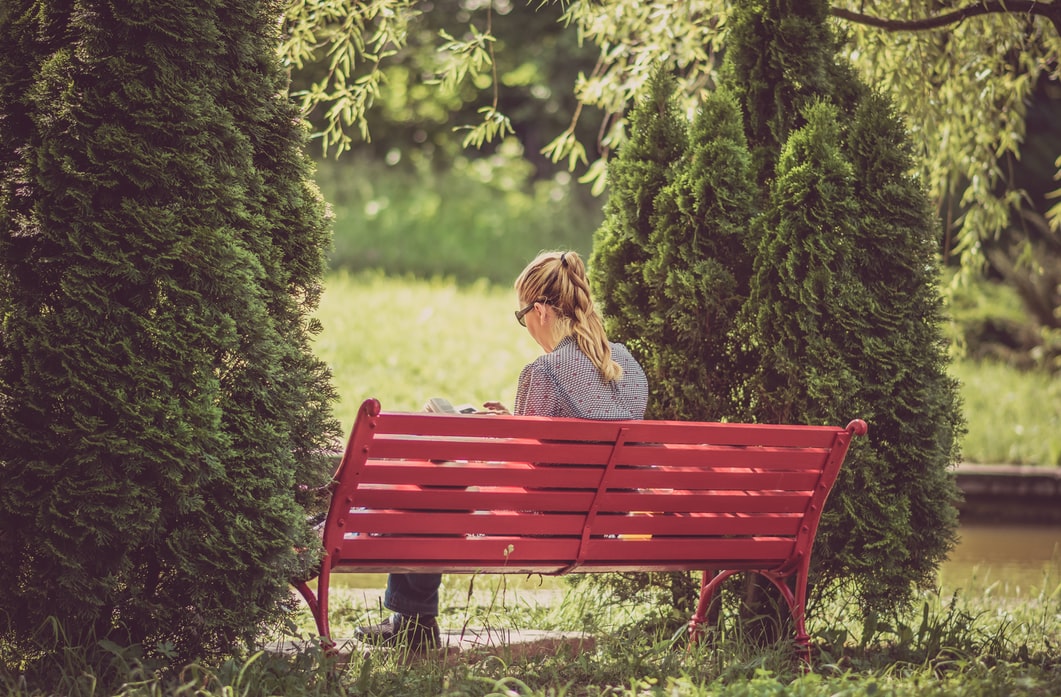 7 posibile explicații pentru o femeie care stă singură pe bancă în parc