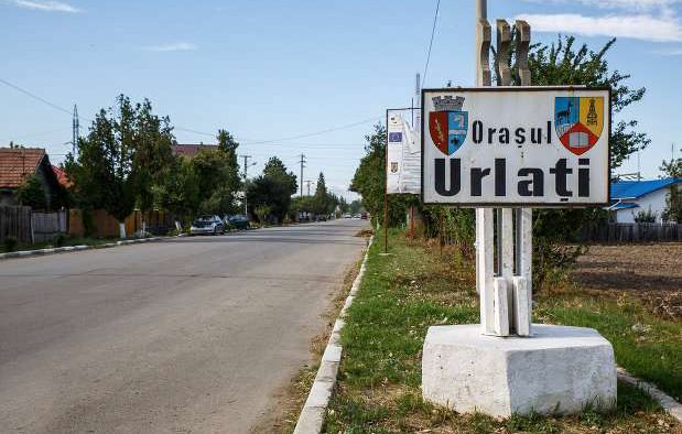 După 10 ani de tergiversări, orașul Urlați și-a schimbat denumirea în Corneliu Vadim Tudor