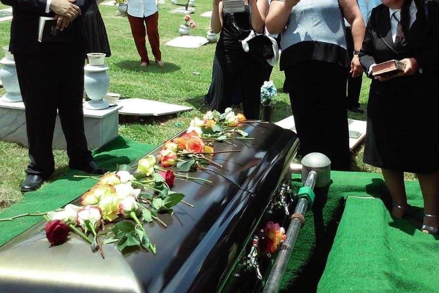 7 lucruri care nu se fac la înmormântări