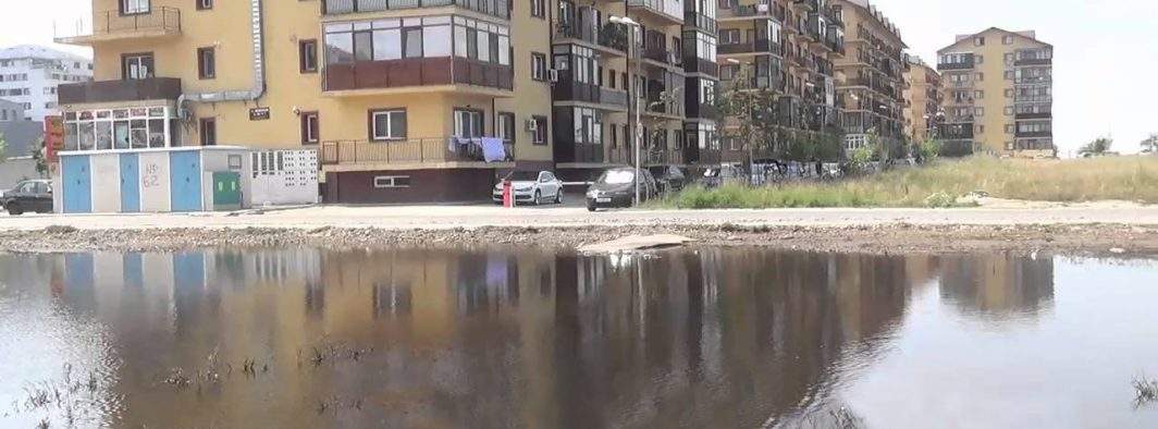 Un inconștient s-a mutat în Militari Residence deși nu știe să înoate