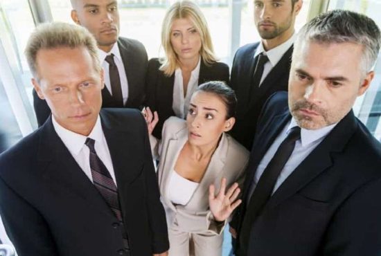 7 diferențe între femei și bărbați la folosirea liftului în corporații