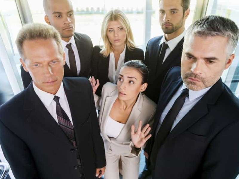7 diferențe între femei și bărbați la folosirea liftului în corporații