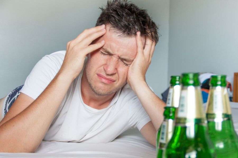 Nu e mahmur! Un bărbat susţine că a făcut insolaţie după ce a băut toată noaptea sub bec