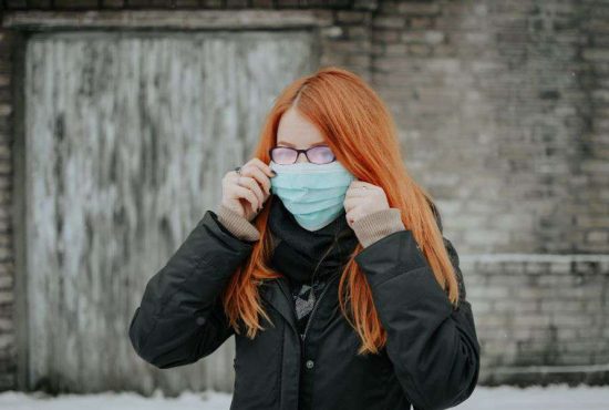 7 trucuri cu care eviți aburirea ochelarilor când porți mască