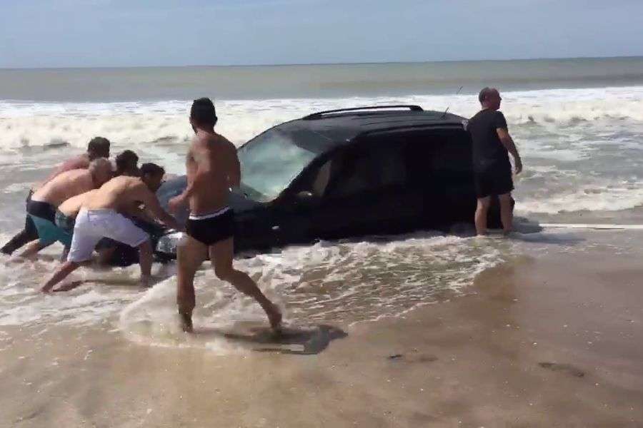 7 sfaturi pentru cei care rămân blocați cu mașina în nisip