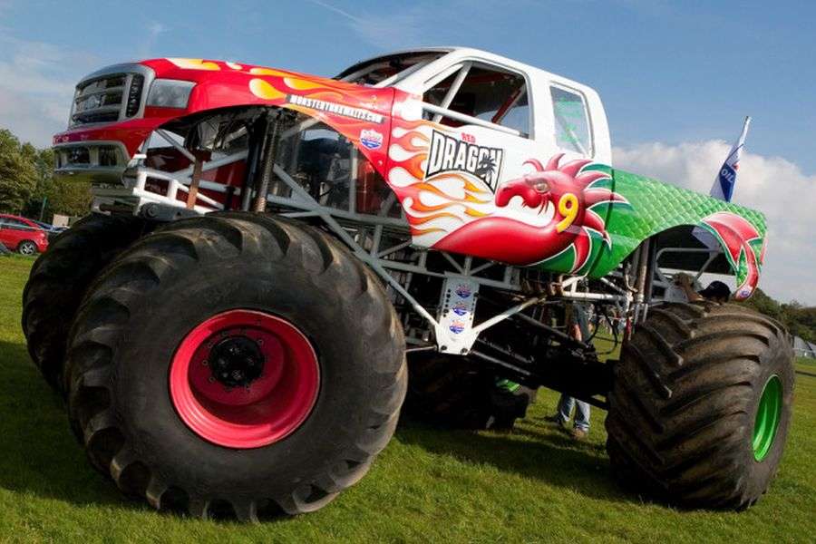 7 motive pentru care un monster truck e mașina ideală pentru un român