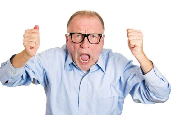 7 semne că ești pe cale să devii un bătrân agresiv