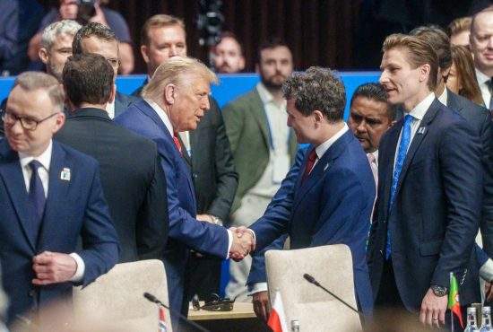 Trump nu s-a spălat pe mâini de 24 de ore, de fericire că a dat mâna cu Nicușor