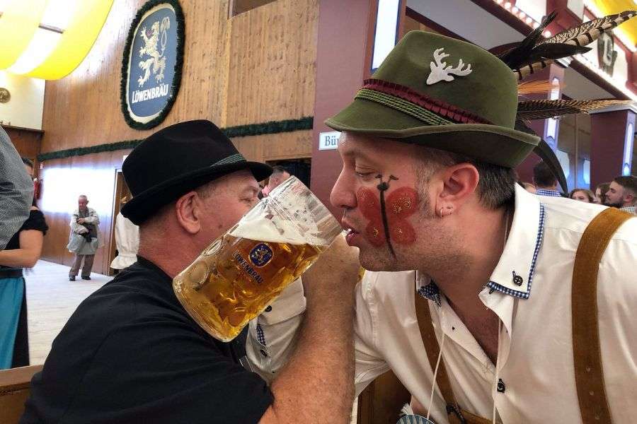 7 pași de urmat pentru bărbații care vor să meargă la Oktoberfest