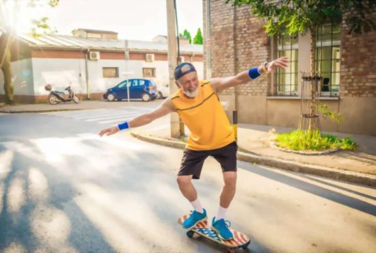 7 motive să-ți iei un skateboard la bătrânețe