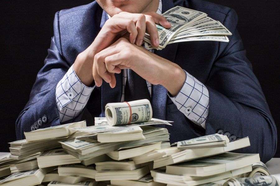 7 motive pentru care e bine să umbli cu un bărbat cu bani