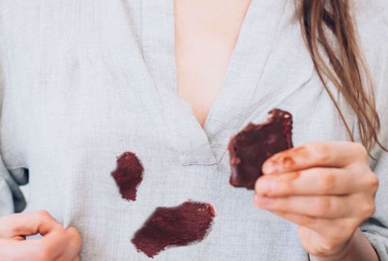 7 metode să salvezi un pulover pătat cu ciocolată
