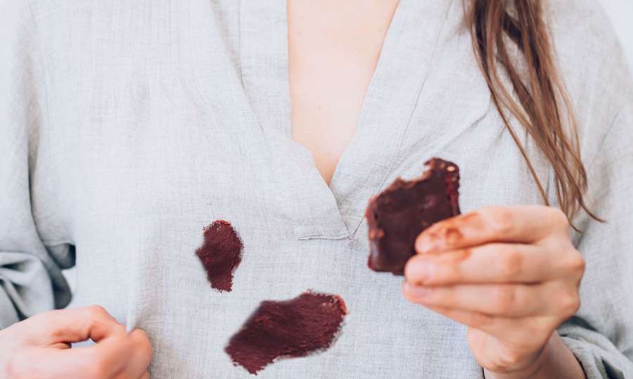 7 metode să salvezi un pulover pătat cu ciocolată