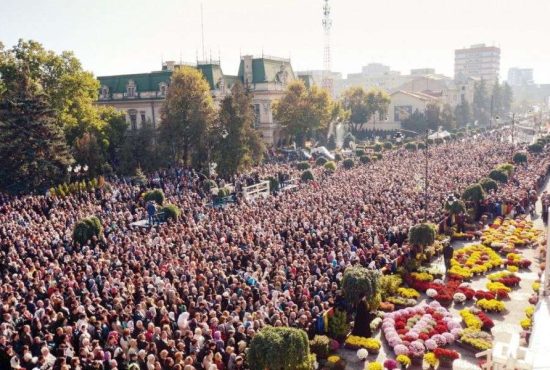 7 metode prin care te poți băga în față la moaște