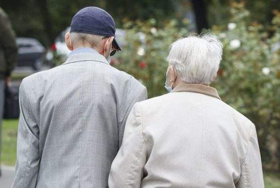 Cum știi dacă e caniculă. Sunt mulți pensionari pe afară la ora 14:00, îmbrăcați gros