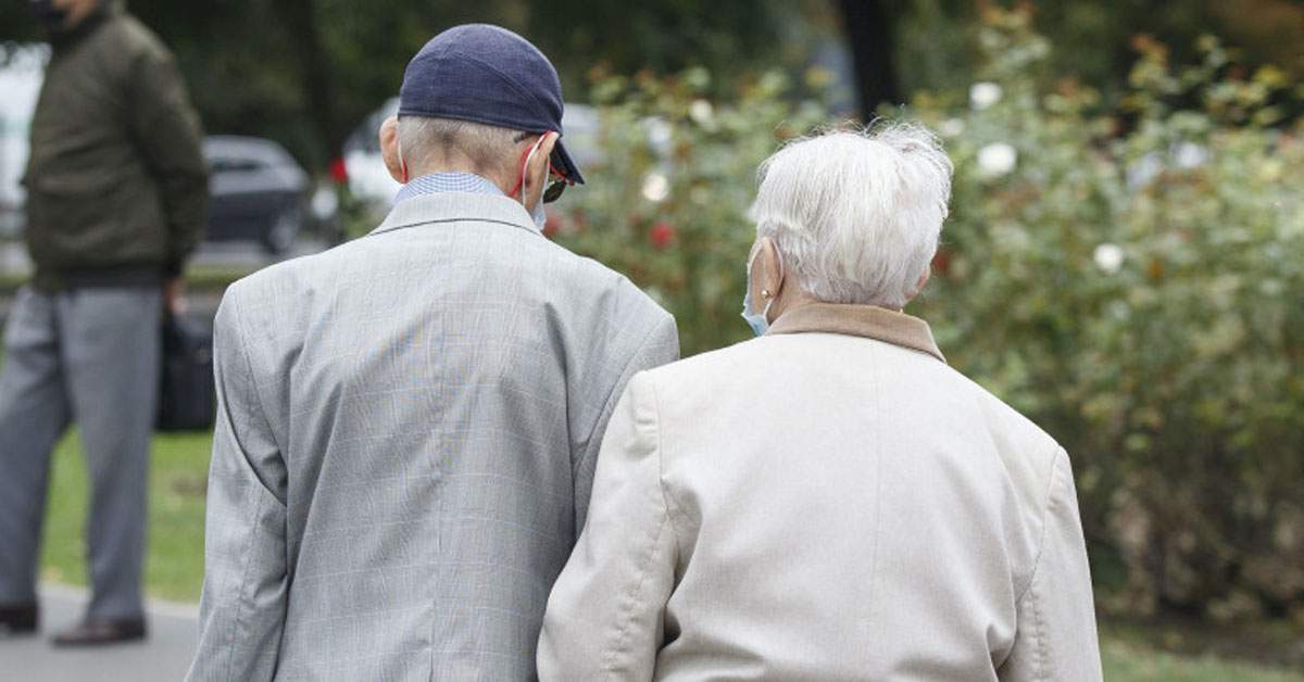 Cum știi dacă e caniculă. Sunt mulți pensionari pe afară la ora 14:00, îmbrăcați gros