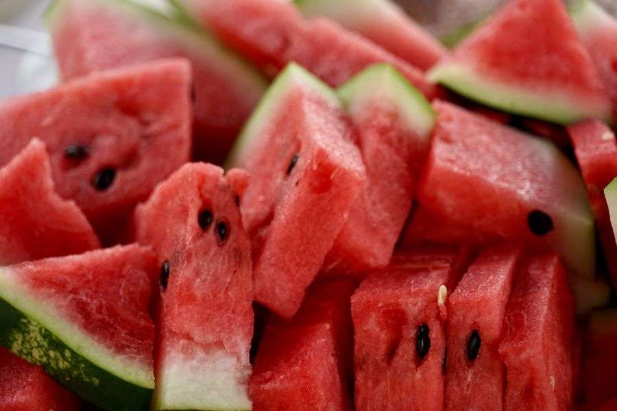 7 metode eficiente de curățat sâmburii unui pepene
