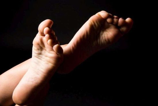 7 metode prin care să-ți înfrumusețezi degetele îndoite de la picioare