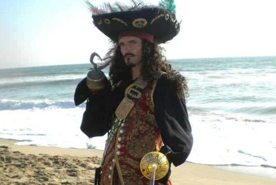 7 motive pentru care piraţii au un cârlig în loc de mână