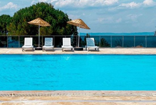7 indicii că într-o piscină e prea mult clor