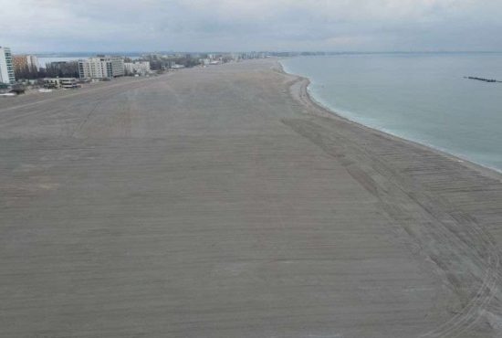 E pustiu în Mamaia. Un turist a luat un Uber ca să-l caute pe băiatul cu porumbul
