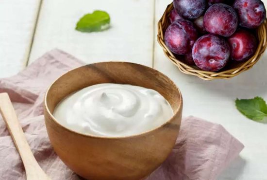 7 beneficii ale dietei cu prune și iaurt
