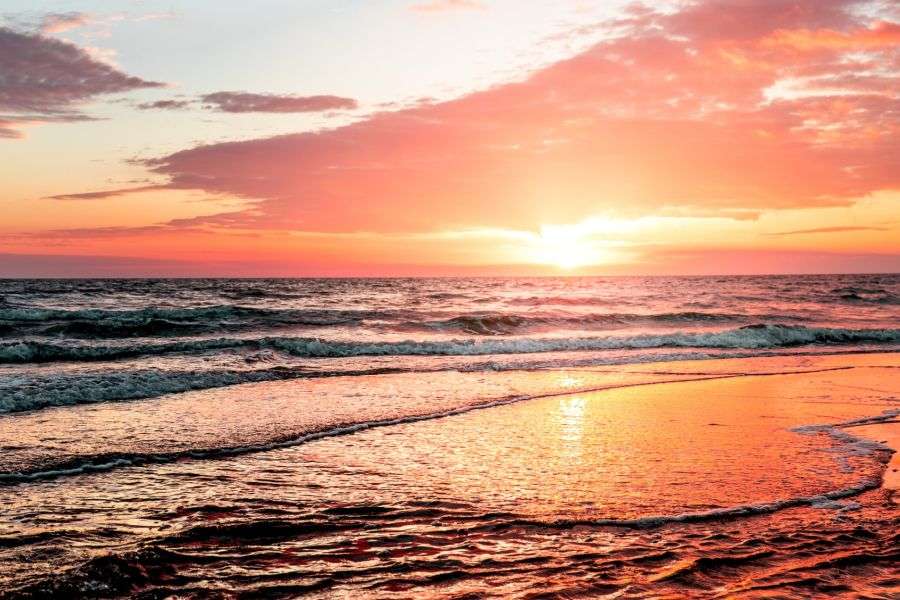 7 metode prin care te poți lăuda că ai prins răsăritul la mare