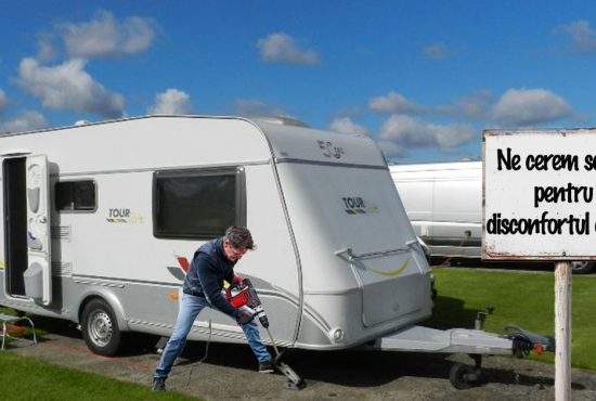 Turiștii dintr-un camping nu pot dormi din cauza românului care își renovează rulota cu bormașina