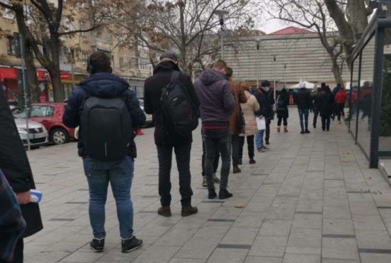 7 lucruri despre statul la coadă la români