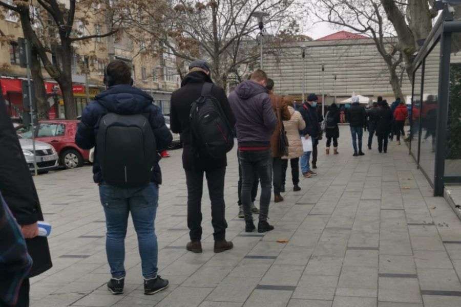 7 lucruri despre statul la coadă la români