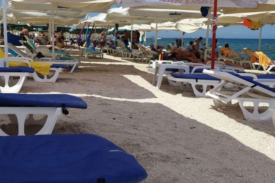 7 metode prin care poți să-ți securizezi șezlongul pentru a doua zi