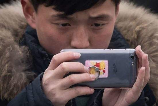 Smartphone-ul nordcoreean arată cât de bine e acolo. N-au grupuri de părinţi pe Whatsapp!
