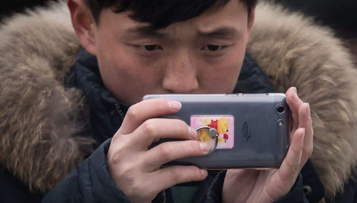 Smartphone-ul nordcoreean arată cât de bine e acolo. N-au grupuri de părinţi pe Whatsapp!