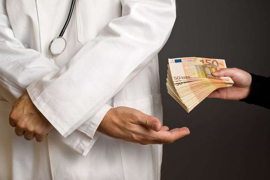 7 lucruri care îl pot da de gol pe un doctor că e șpăgar