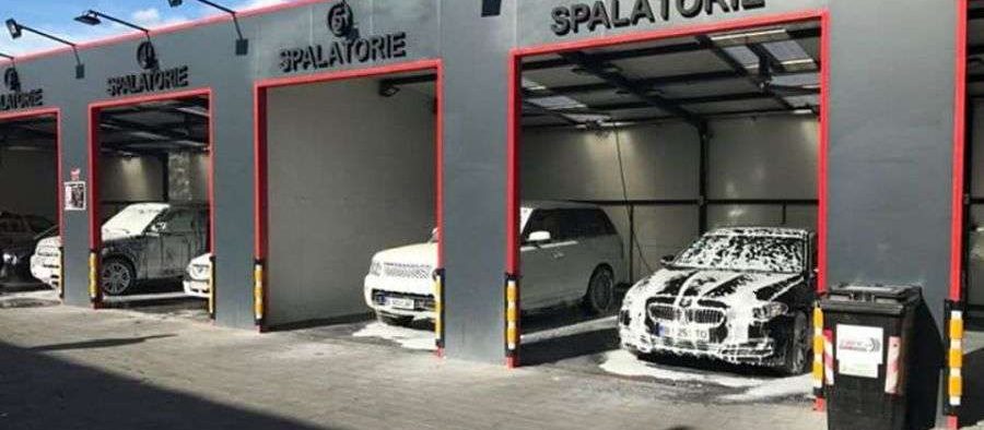 Au apărut spălătoriile self-service unde mașinile se spală una pe alta