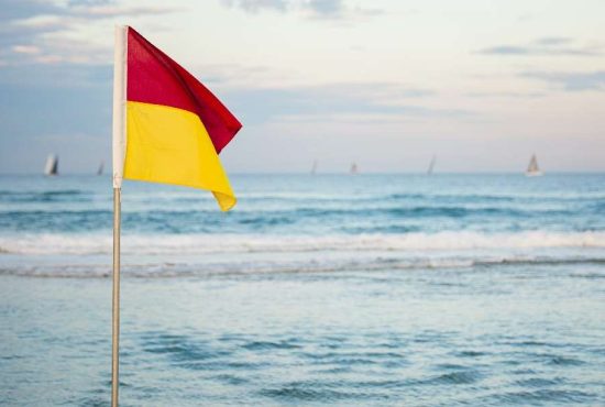 7 semnificații ale culorilor steagurilor de pe plajă