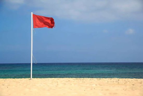 7 lucruri pe care trebuie să le ştii despre steagurile afişate de salvamar