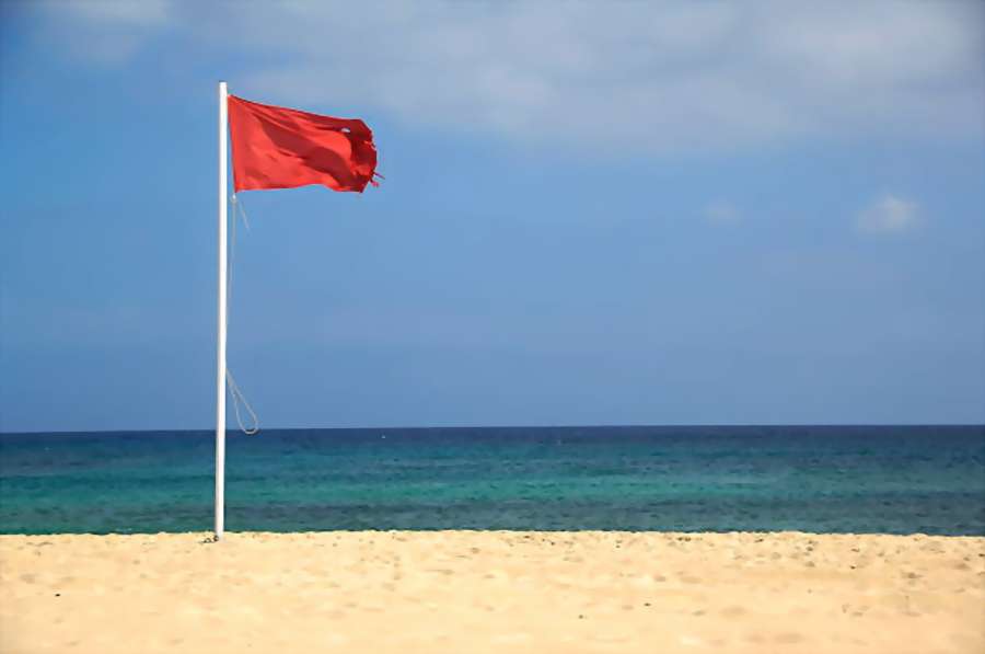 7 lucruri pe care trebuie să le ştii despre steagurile afişate de salvamar