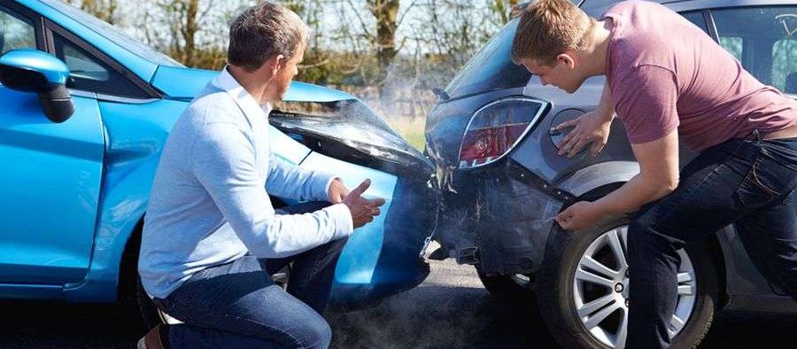 Un român a făcut atâtea accidente că și-a deschis firmă de evenimente rutiere