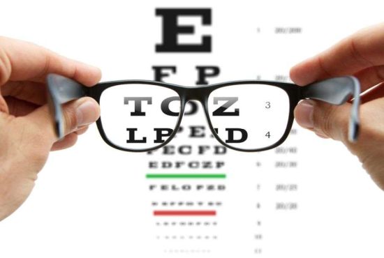 7 indicii că poate ar fi momentul să-ți pui ochelari