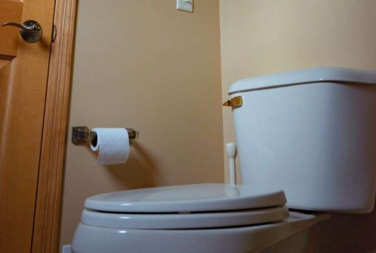 7 chestii pe care să le faci pe budă dacă nu ai telefon