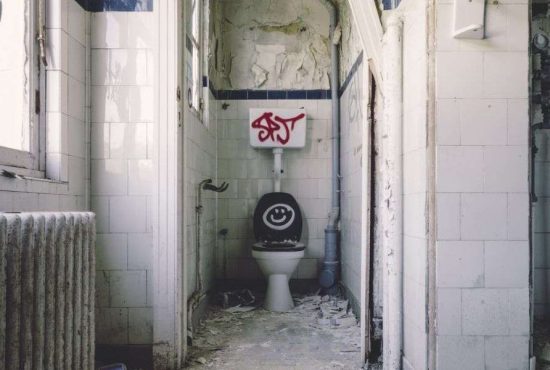 7 metode prin care poți folosi o toaletă publică în siguranță