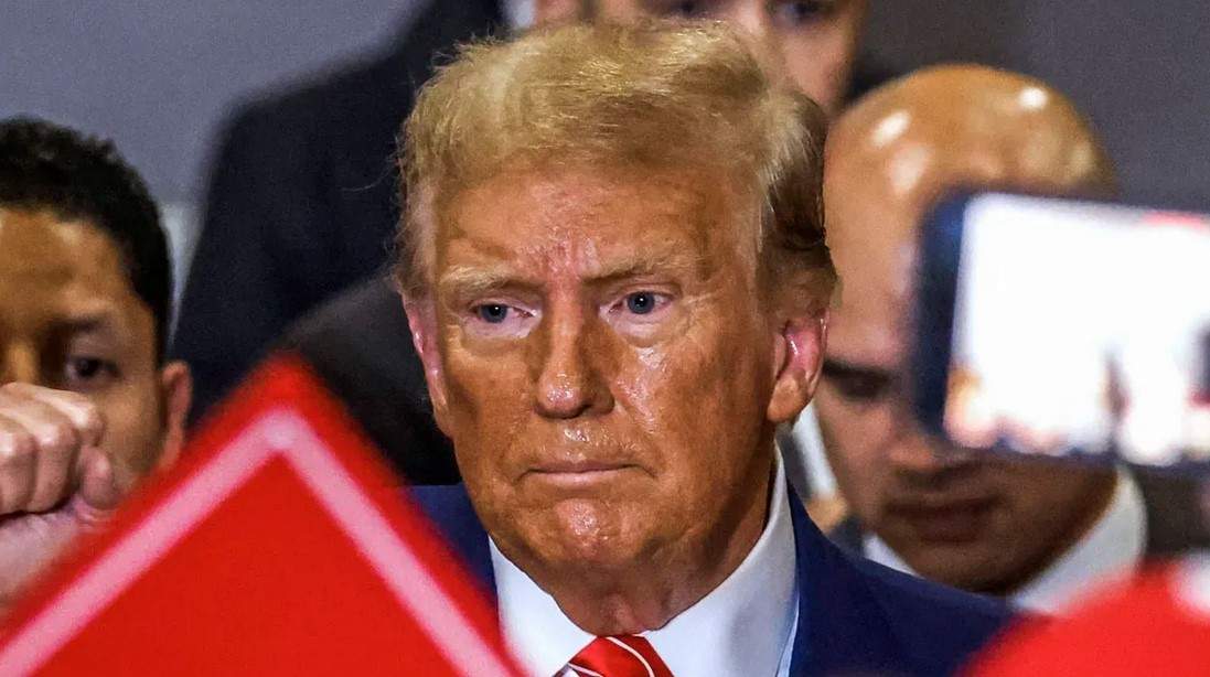 Trump, deportat din SUA după ce s-a vopsit din greşeală cu un portocaliu mai închis