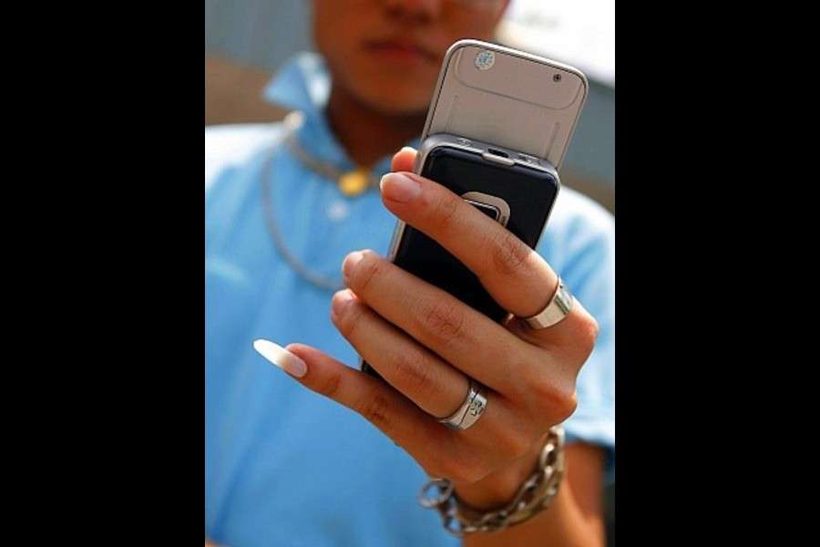 7 moduri în care salvezi planeta dacă îţi laşi unghia lungă la degetul mic