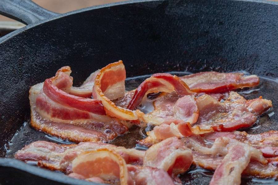 7 mâncăruri românești care ar putea fi îmbunătățite cu brânză