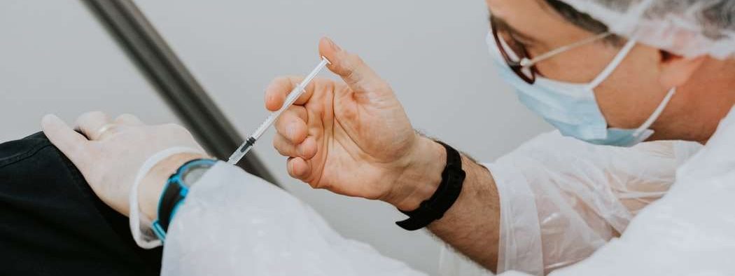 România testează un vaccin care te vindecă de boala concediilor
