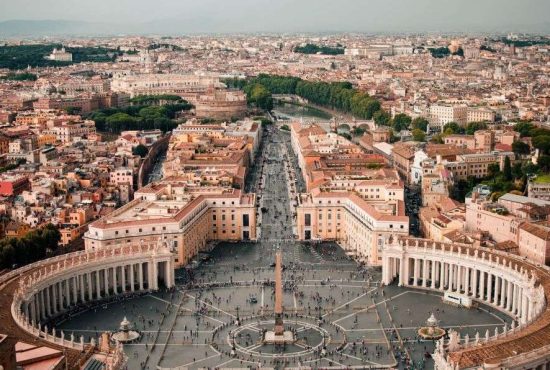 7 lucruri despre geaca de blugi a lui Iisus de la Vatican