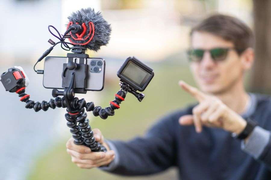 7 indicii că fiul tău ar putea ajunge vlogger